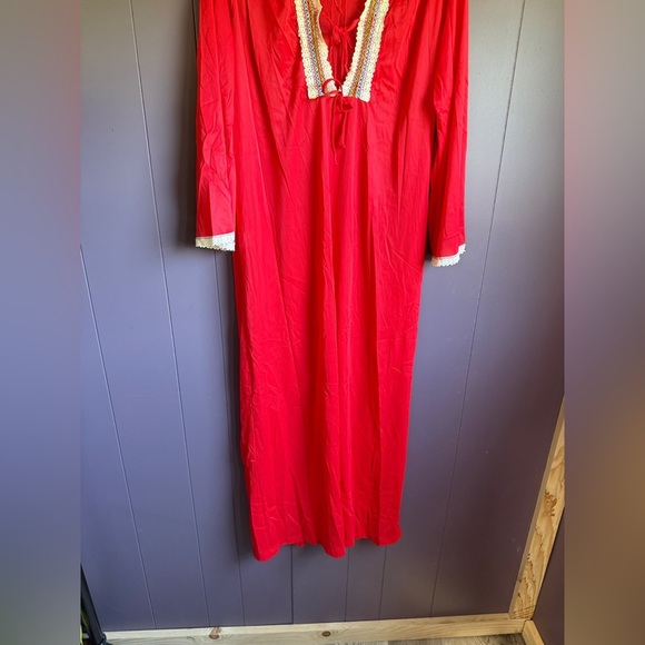 Vintage 70s Red Maxi Lounge Dress – Lace Trim Boho Peasant Style (Size M USA) - Picture 3 of 11